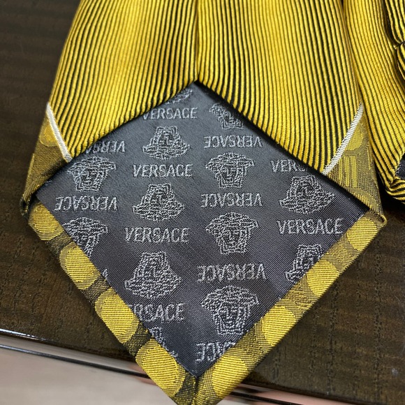Vintage Gianni Versace Medusa Geometric Print Silk Tie - Picture 6 of 7